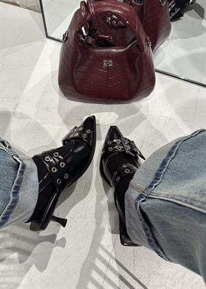 Feminine buckle kitten heel box oleatex Sort B1020092 Ganni 